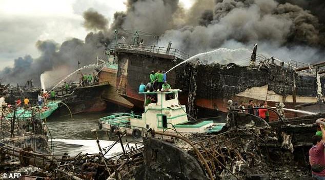 Kapal Terbakar di Benoa Bali Dekat Pantai Kuta Disorot Dunia
